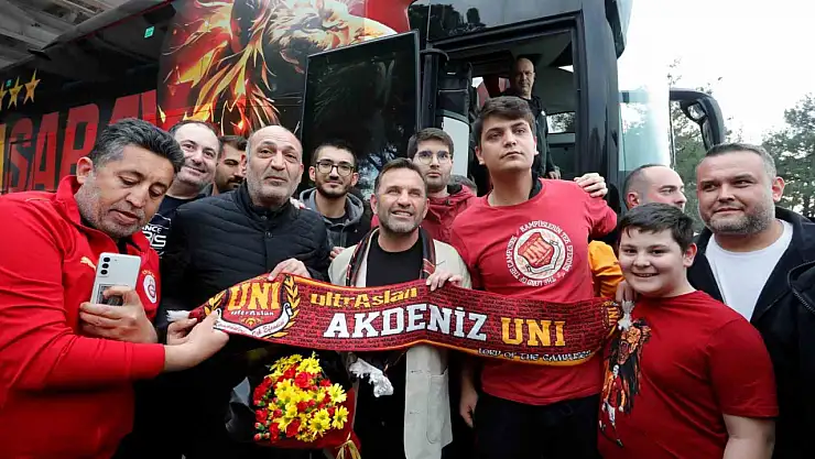 Galatasaray, Antalya'da sevgi gösterileri ile karşılandı