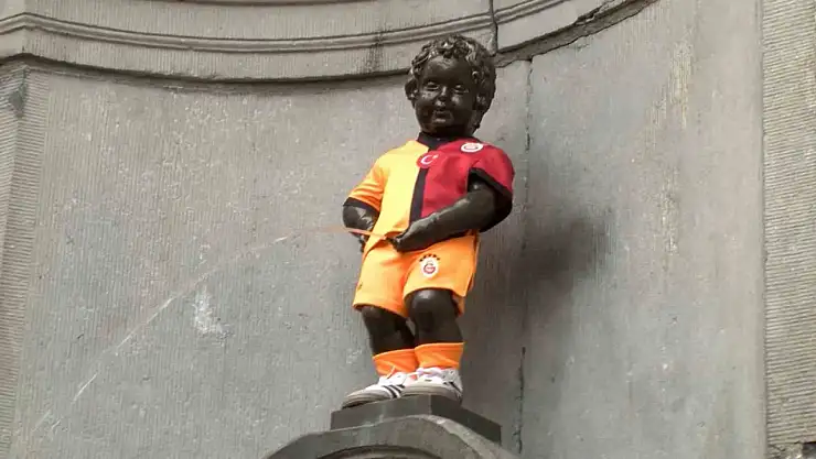 Galatasaray'ın 5 yıldızlı forması 406 yıllık Manneken Pis heykeline giydirildi