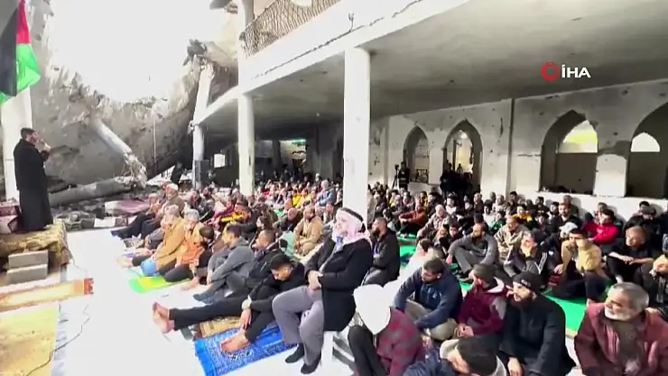 Gazze'de ateşkesin ardından ilk cuma namazı cami enkazında kılındı