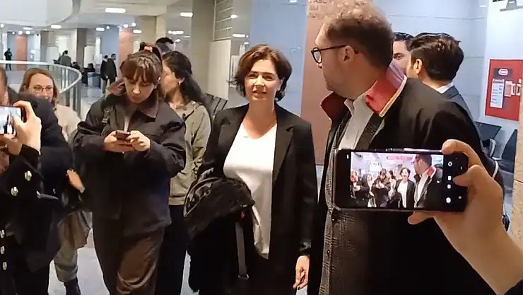 Gazeteci Özlem Gürses'in TSK'ya yönelik sarf ettiği sözler nedeniyle yargılandığı davada karar açıklandı