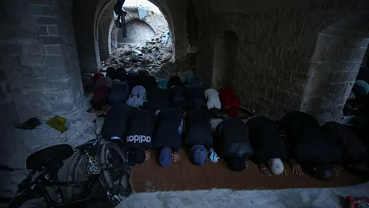 Gazze'de Bombardıman Altında Bayram Namazı Kılındı