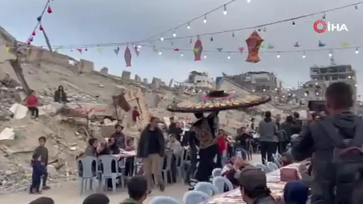 Gazze'de enkazların arasında toplu iftar sofrası kuruldu