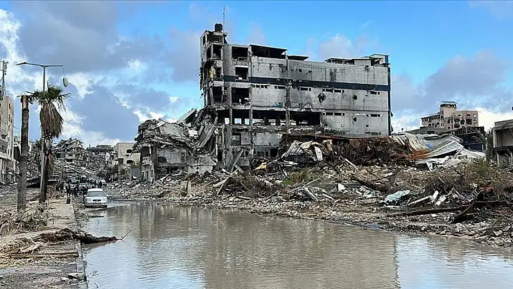 Gazzeliler, sevdikleri ile konuşmak için uzun kuyruklar oluşturuyorlar