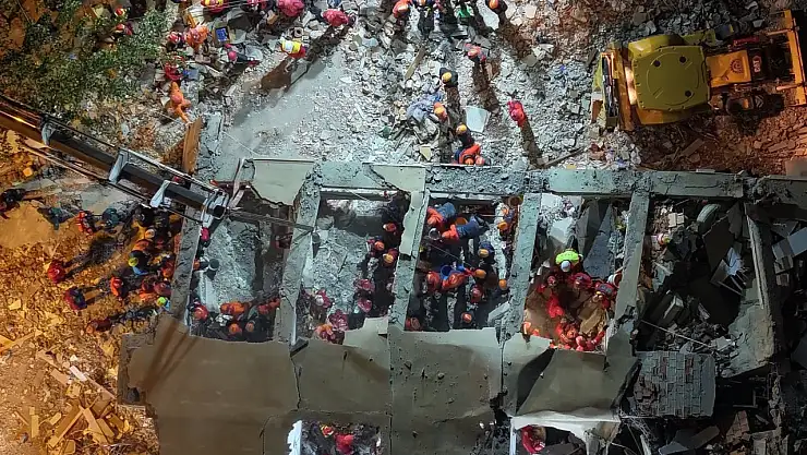 Gebze'de çöken binanın enkazında baba ve annenin cansız bedeni çıkarıldı!