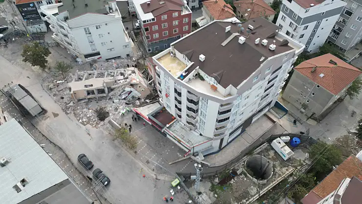 Gebze'de üç bina daha boşaltıldı: Binaların yanındaki metro deliği dikkat çekti!