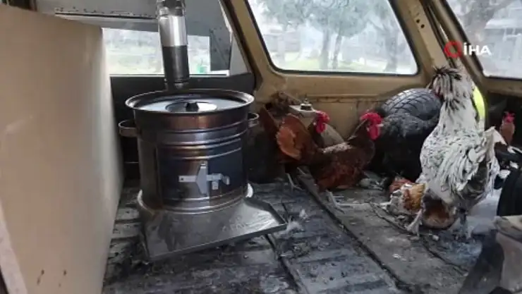 Gezen Tavuklarının Aracının İçine Soba Kurdu