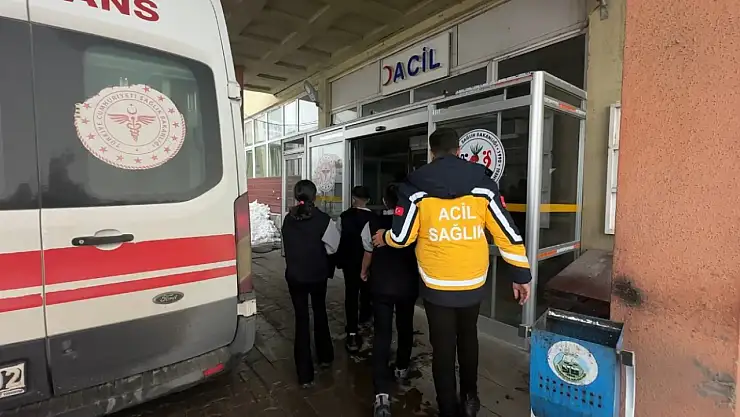 Gıda zehirlenmesi şüphesiyle 40 öğrenci hastanelik oldu