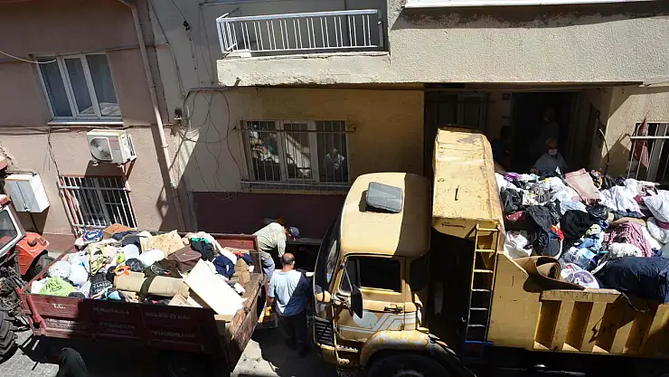 Görenler Şehir Çöplüğü Sandı! Evden 10 Kamyon Çöp Çıktı