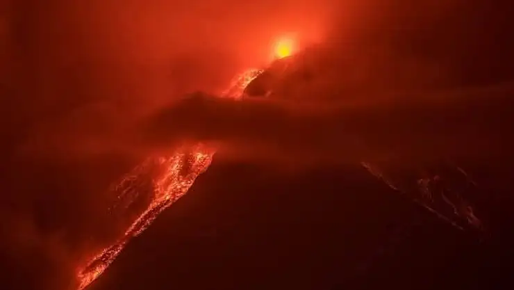Guatemala'daki Fuego Yanardağı patladı! On binlerce kişi tahliye edildi