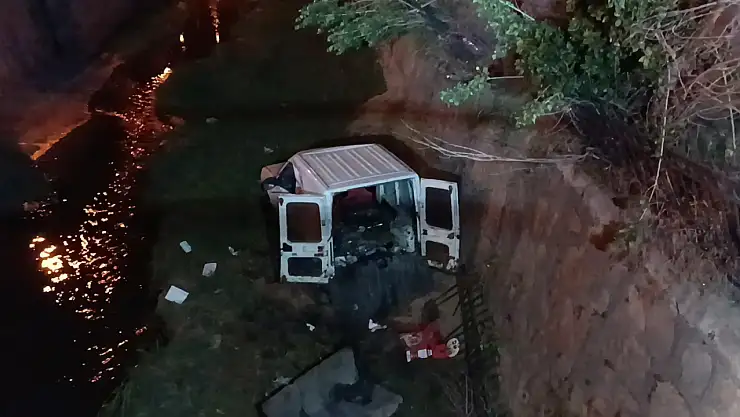 Güvenlik Tabelasına Çarpıp Dereye Uçtu