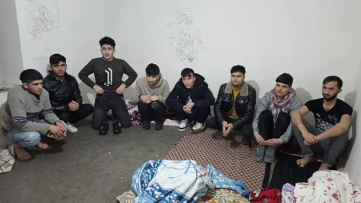 Hakkari'de Afganistanlı 9 kaçak göçmen yakalandı