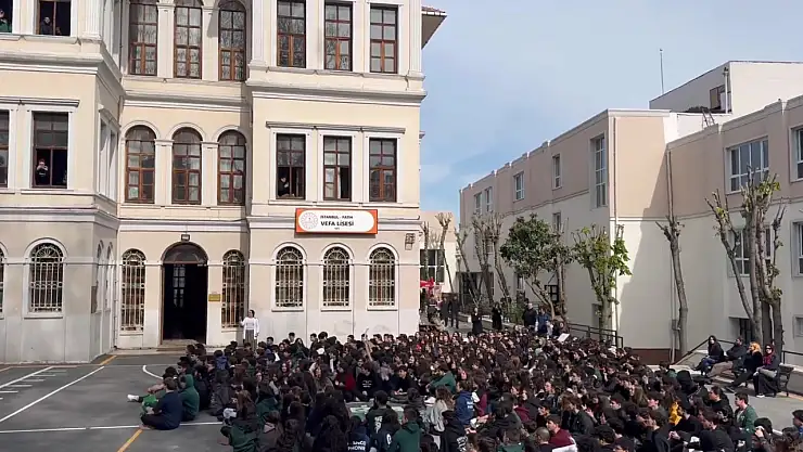 Haksız yere görev yeri değiştirilen öğretmenleri için liselerde protestolar yapılıyor