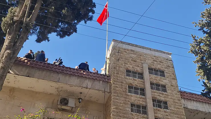 Halep Başkonsolosluğu'nda Türk Bayrağı Göndere Çekildi