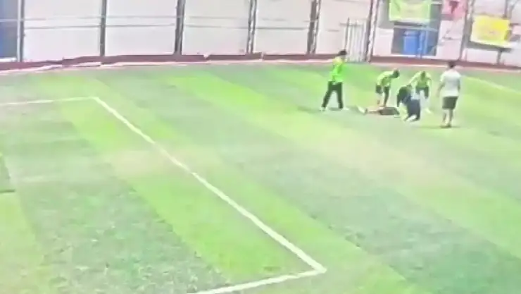 Halı sahada fenalaşan 17 yaşındaki genç hayatını kaybetti