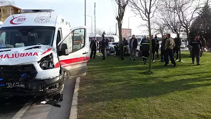 Hamile kadını taşıyan ambulans ile hafif ticari araç çarpıştı