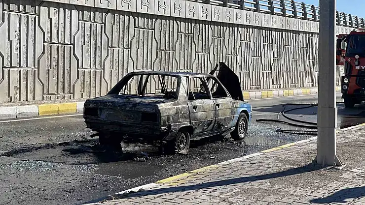 Hareket halindeki araç alev aldı, sürücü yaralandı