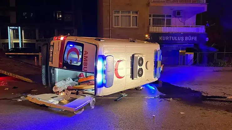 Hasta taşıyan ambulans devrildi: 5 yaralı