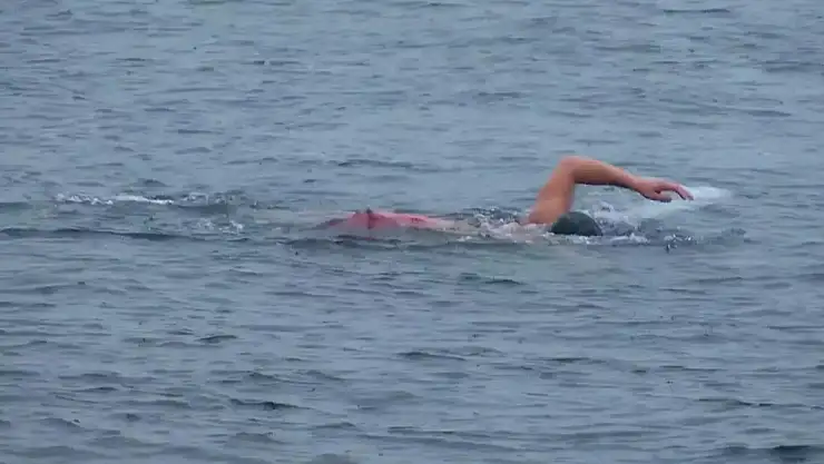 Hastaneler dolu dedi, buz gibi suya şifa bulmak için girdi