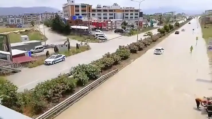 Hatay'da Yağışlı Hava! Yollar Göle Döndü, Konteynerleri Su Bastı