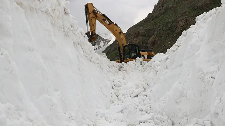 Haziran Ayında 6 Metreye Ulaşan Karla Mücadele!