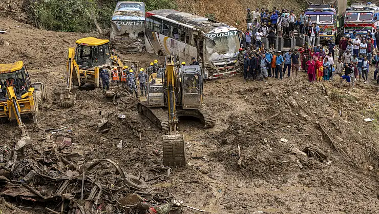 Hem Sel Hem Toprak Kayması! Ülke Felaketi Yaşıyor, Can Kaybı 193'e Yükseldi