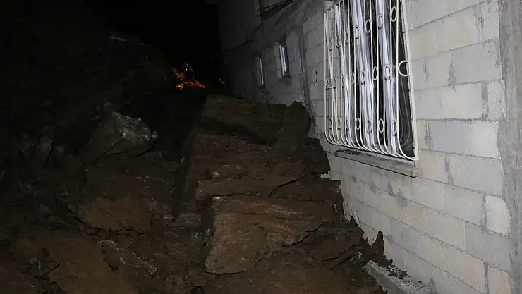 Heyelandan düşen kayalar eve isabet etti