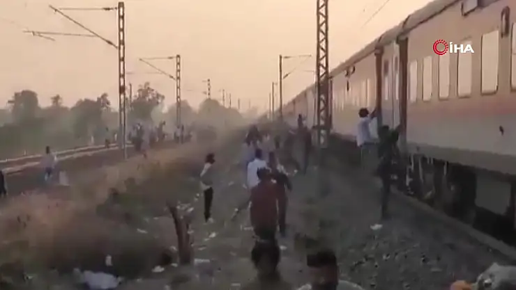 Hindistan'da raylara inen yolculara tren çarptı