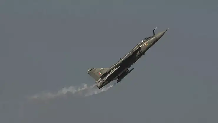 Hindistan'da savaş uçağı düştü