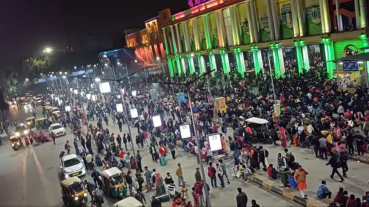 Hindistan'da Tren İstasyonunda İzdiham 18 Ölü