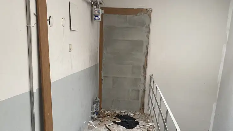 Hırsızlara Karşı Çözümü Evin Kapısına Duvar Örmekte Buldu