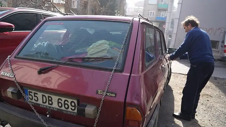Hırsızlardan Bıktı, Çareyi Aracını Zincirlemekte Buldu
