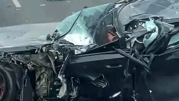 Hurdaya dönen araçtan sağ kurtuldular