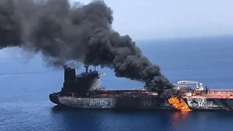 Husiler Kızıldeniz'de Petrol Yüklü Gemiyi Vurdu