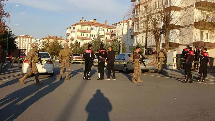 Husumetli gruplar arasında karakol çıkışında silahlı kavga