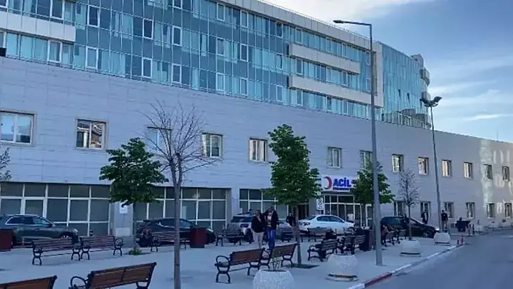 Husumetlisini hastane bahçesinde silahla vurdu