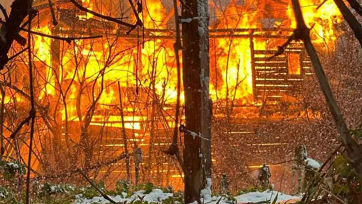 İftar vakti çıkan yangında 2 ev küle döndü