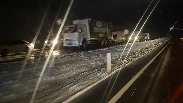 Iğdır-Ağrı Karayolu Kar ve Tipi Nedeniyle Ulaşıma Kapandı