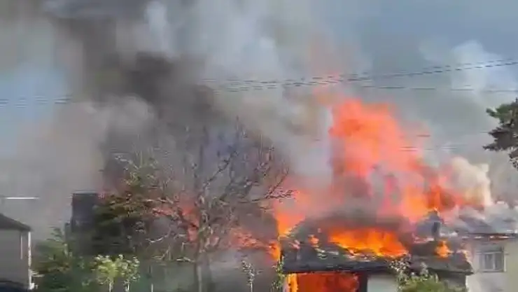 İki ev ve bir depo alev alev yandı