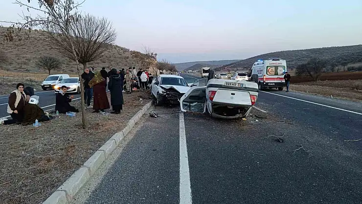 İki otomobil çarpıştı 10 yaralı