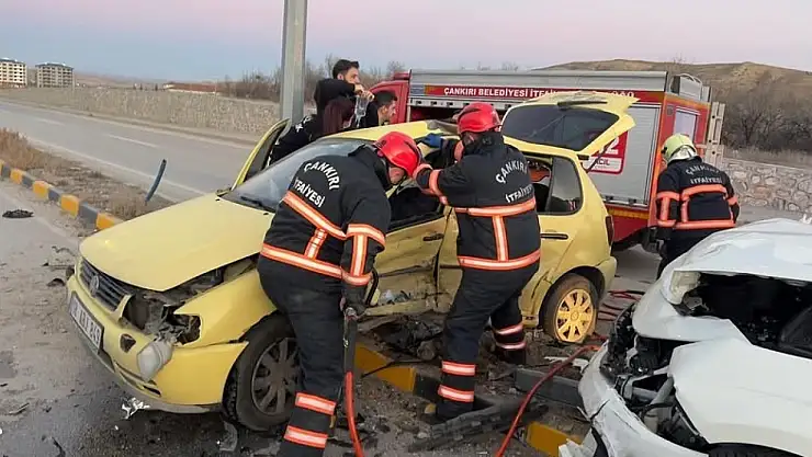 İki otomobil çarpıştı  6 yaralı