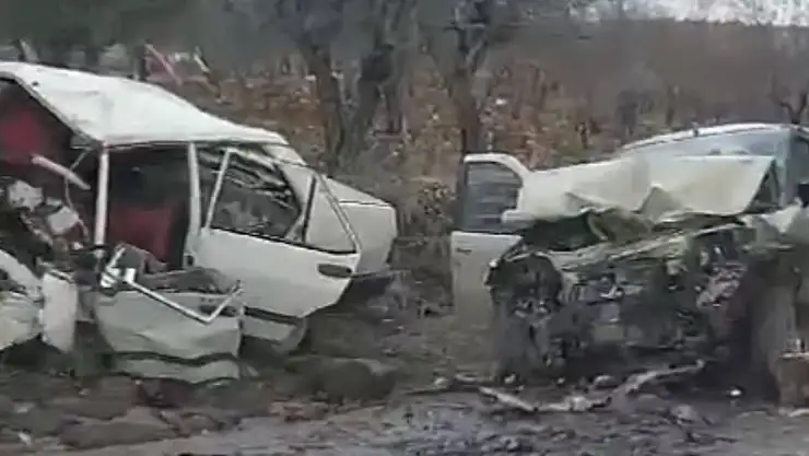 İki otomobil kafa kafaya çarpıştı: 3 ölü