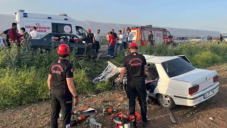 İki otomobil kafa kafaya çarpıştı  6 yaralı