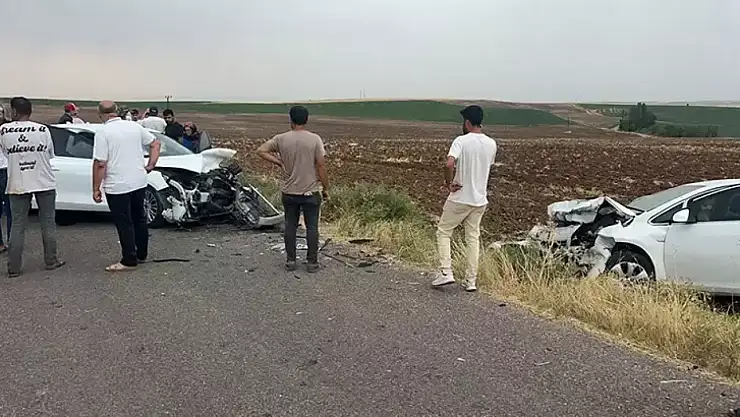 İki otomobil kafa kafaya çarpıştı: 5 yaralı