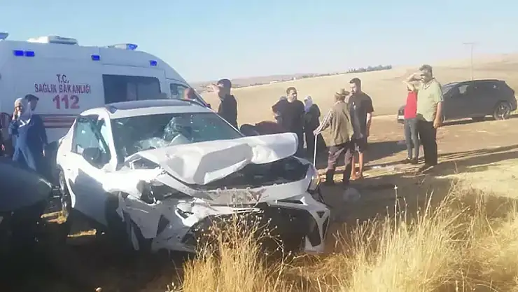 İki otomobil kafa kafaya çarpıştı: 6 yaralı