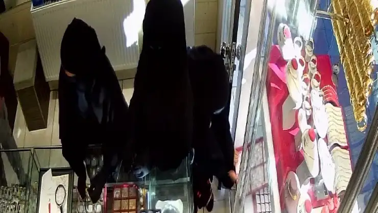 İkisi oyaladı, biri vitrindeki milyonluk altın yüzükleri çaldı