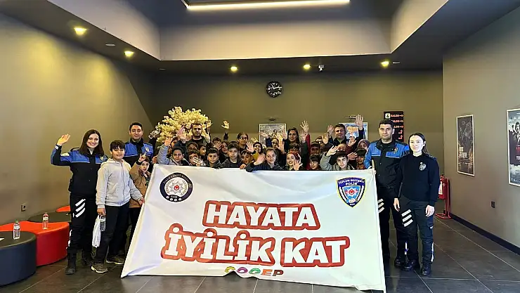 İlk kez sinemaya gittiler, 'Aybüke: Öğretmen Oldum Ben' filmini izlediler