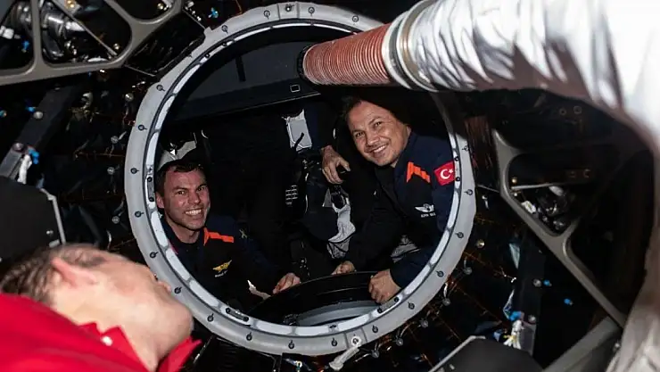 İlk Türk Astronot Gezeravcı kenetlenme sonrası çekilen fotoğraf paylaştı