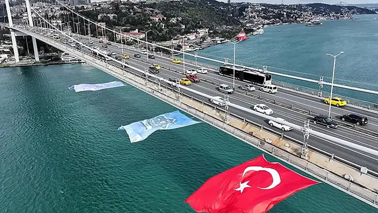 İlk Türk Astronot için iki kıta ortasına Türk Bayrağı asıldı