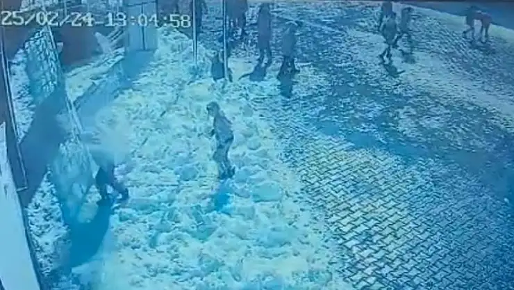 İlkokul öğrencisinin başına buz kütlesi düştü! O anlar kamerada