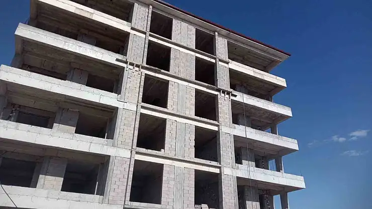 İnşaattan düşen usta hayatını kaybetti